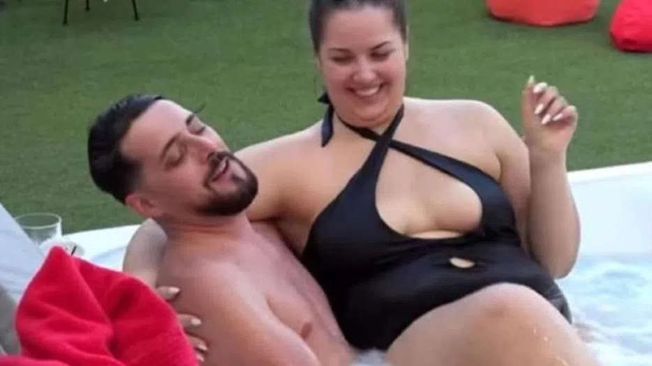 Веселка в черния бански