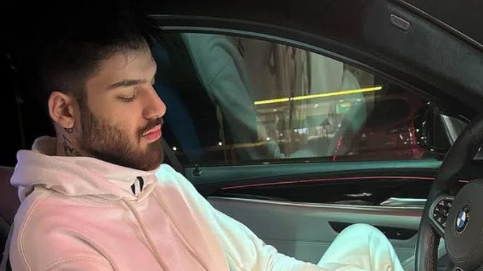 Емрах Стораро даже се фука с недостойното си поведение.