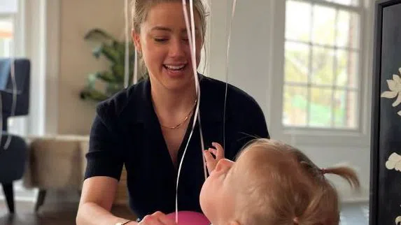 Амбър Хърд с дъщеря си