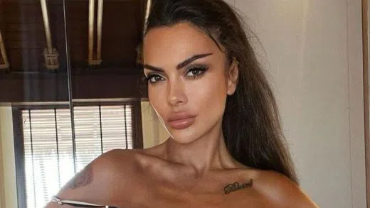 Лияна очевидно е сляпа към пошлата визия на щерка си.