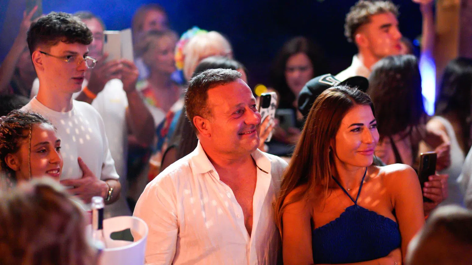 Рачков и Виктория. Зад тях на масата е синът му-високо момче с очилата. Снимки Борго