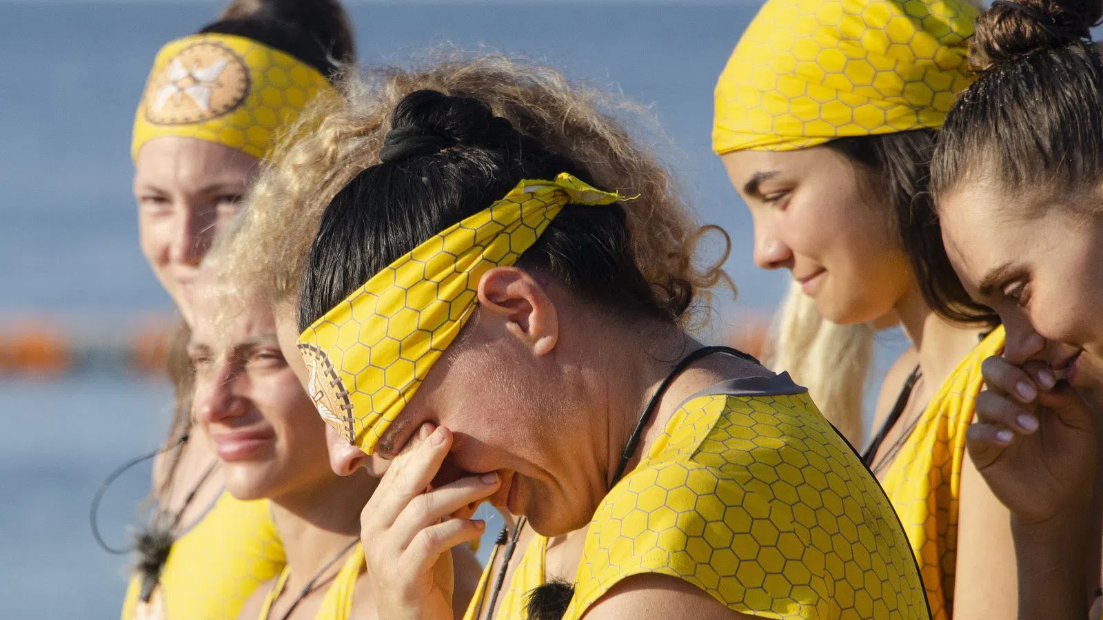 Амазонките се разреваха