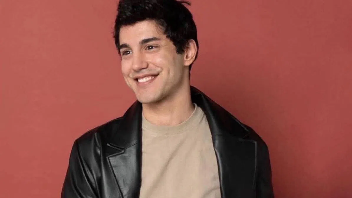 27-годишният актьор, познат на зрителите от ролите си в сериалите „Чуй ме“, „Имало едно време в Кипър“ и „Великолепният век“, е в изключително тежко състояние и се подлага на интензивно лечение.