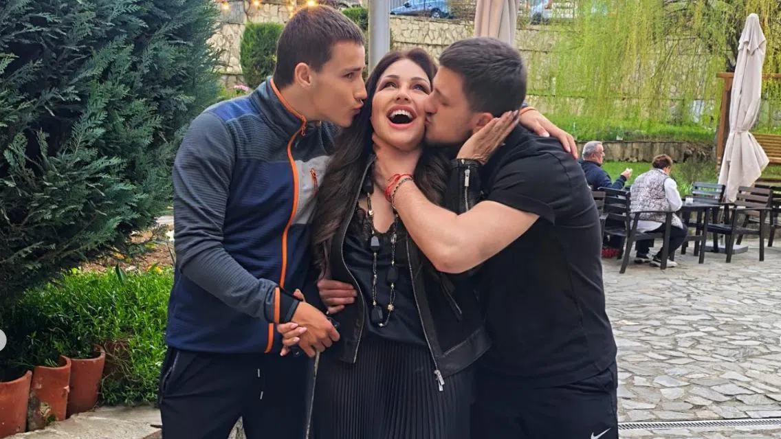 Рени показа щастието си с децата й.