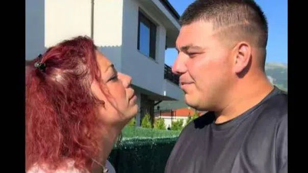 Червенокосата Ани май върти любов с Мартин.