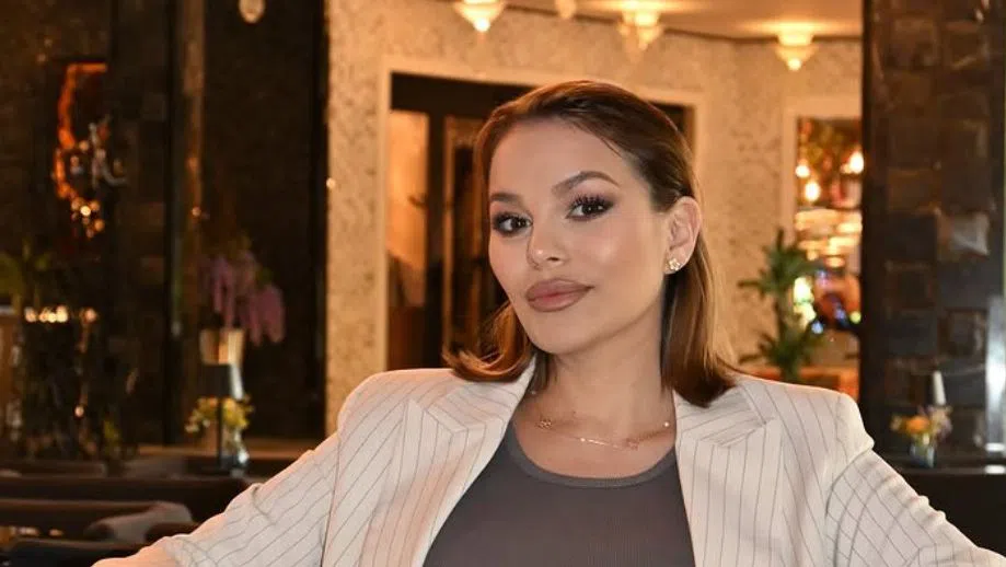 Деси Слава се отказа от софийския си живот.