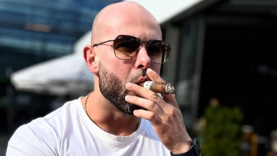 Ричард Величков го раздава баро, но това не му пречи да търси съвети от баба си.