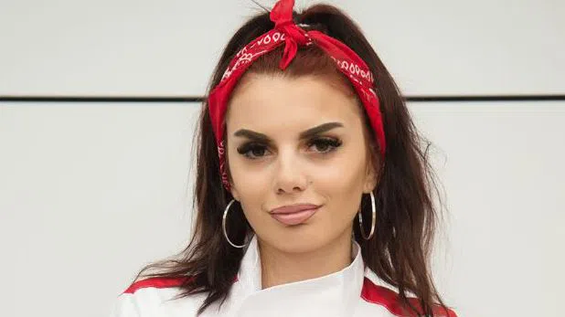 Цвети е още ученичка.