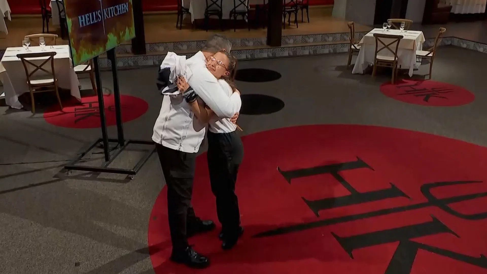 Тоби напусна кухнята след прегръдка с шеф Ангелов.