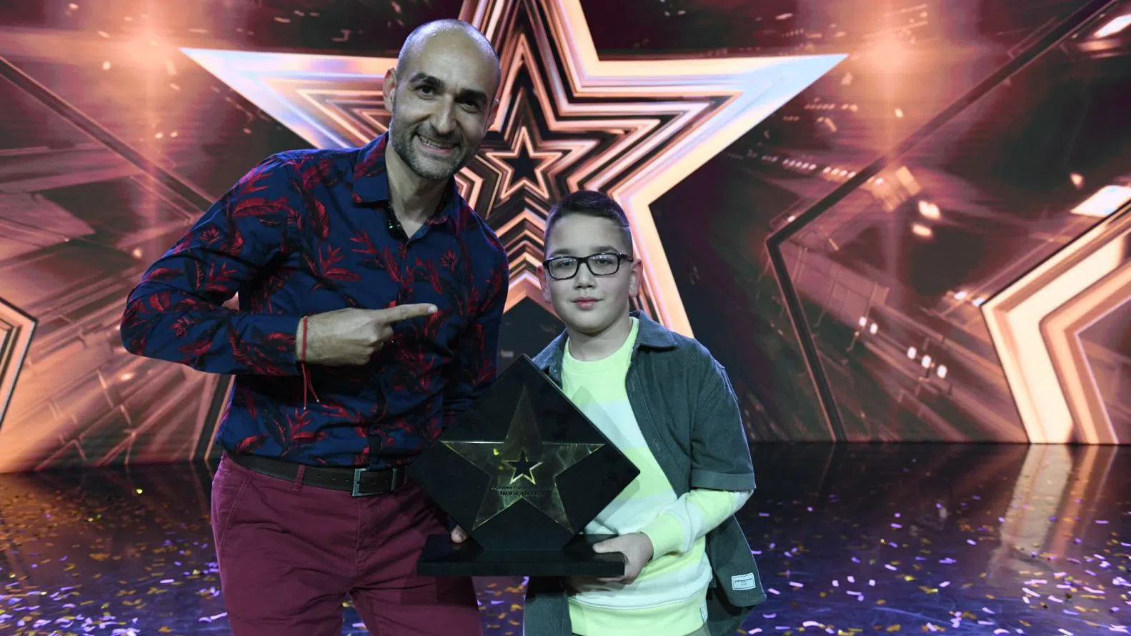 Победителят Константин Червенков и учителят му Ангел Атанасов.