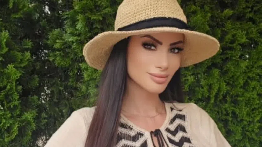 Таня Боева е на морска вълна.