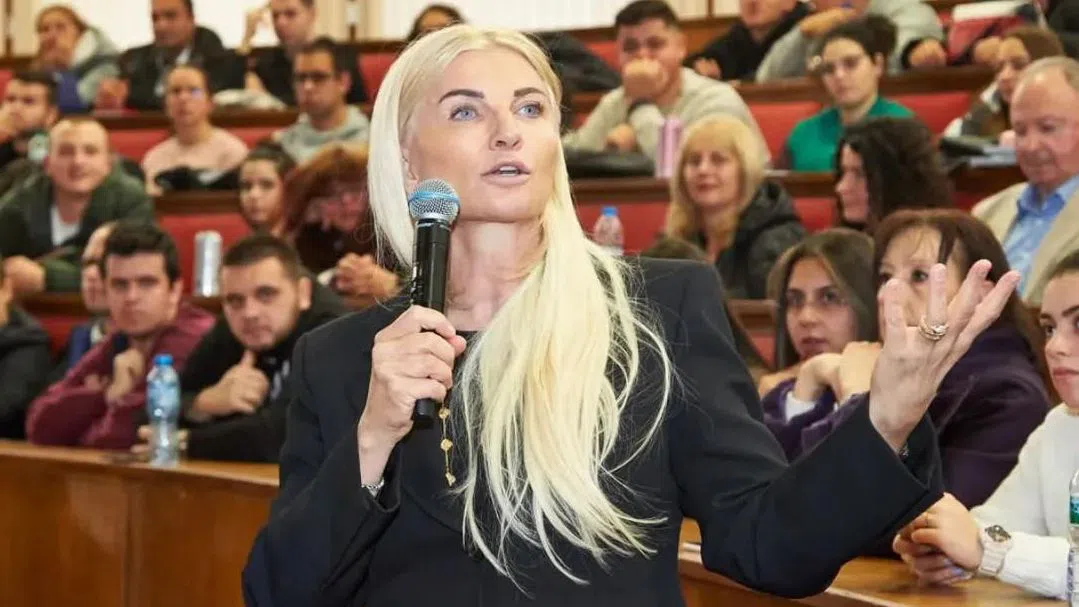 Силвена Роу споделя опита си със студентите.