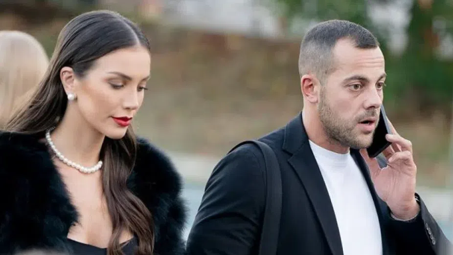 Живеят в мезонета, който Алекс Богданска си купи преди около две години.