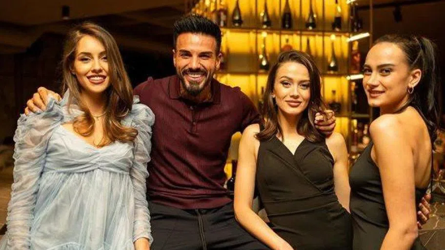 Благой Георгиев се появи без Ивана на парти. Компания му правиха и други мацки, сред които Дениз Хайрула.