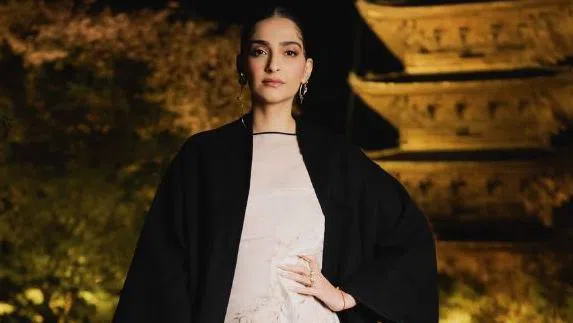 "Диор" показа моделите си в градината на храм в Киото.