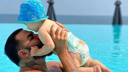 Азис е кръстник на бебето на Гущерови.