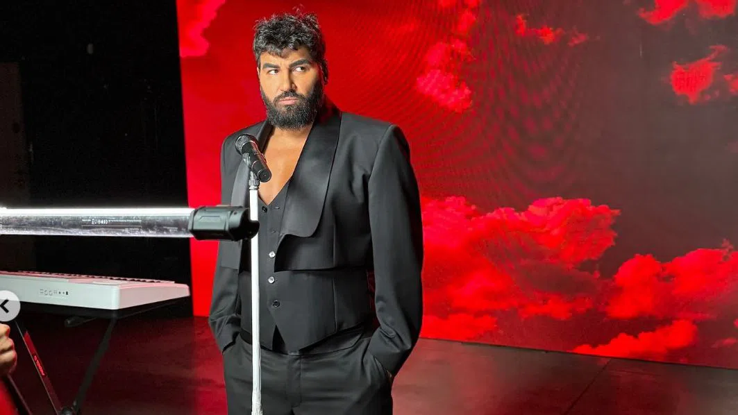 Азис се описва като скучен и сив човек.