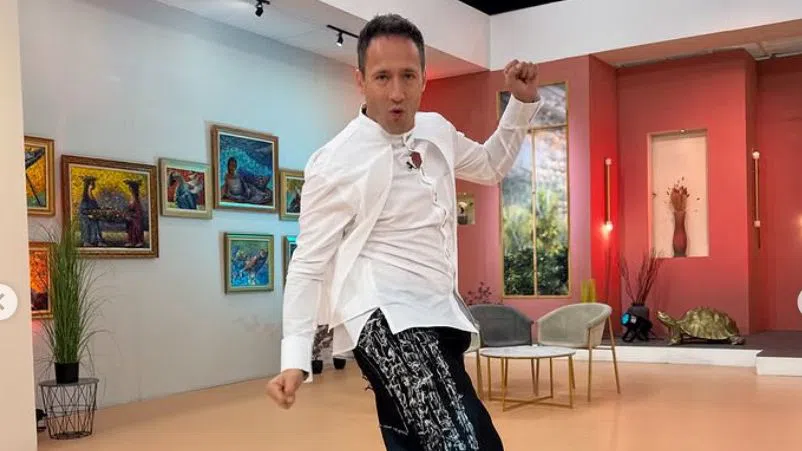 Дарин Ангелов се шегува на гърба на шефката.