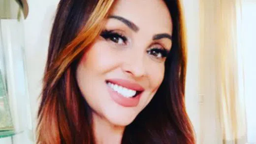 Глория се появи в бяла рокля, но нищо повече.