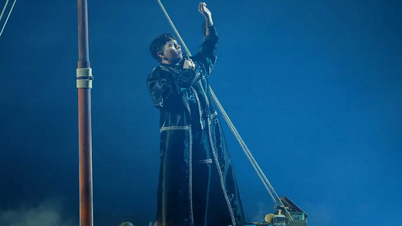 JJ е контратенор, което означава, че неговият вокален диапазон най-много съответства на женски мецосопран.