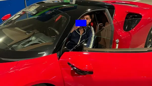 Емрах се показа с Ферарито докато зарежда на бензиностанция.