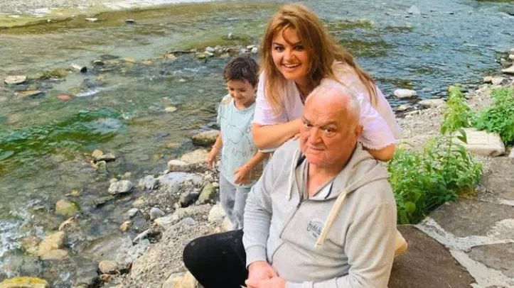 Сашо Диков с дъщеря си Петя и единия внук.