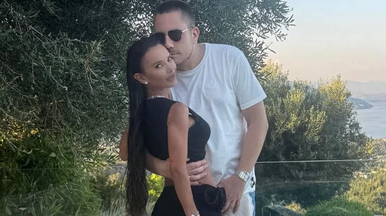 Мария бързо се влюбва, бързо се и омъжва.