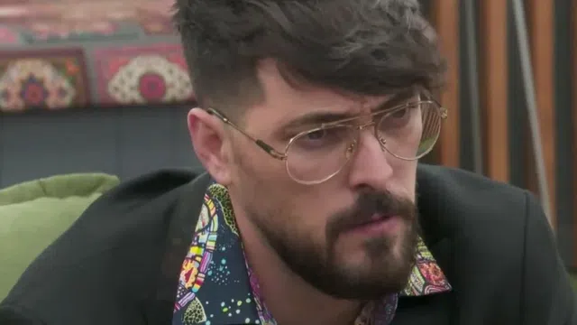 Марио обича да се забавлява в гей барове.