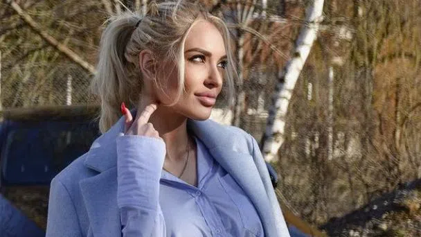 Анита вече е горд бакалавър.