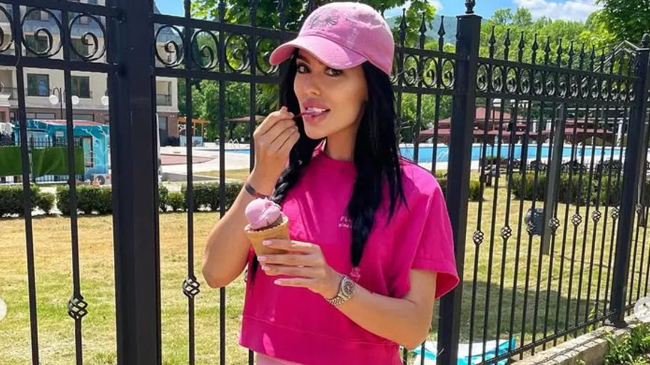 Полина се показа в розово и подсказа, че чака дъщеря.