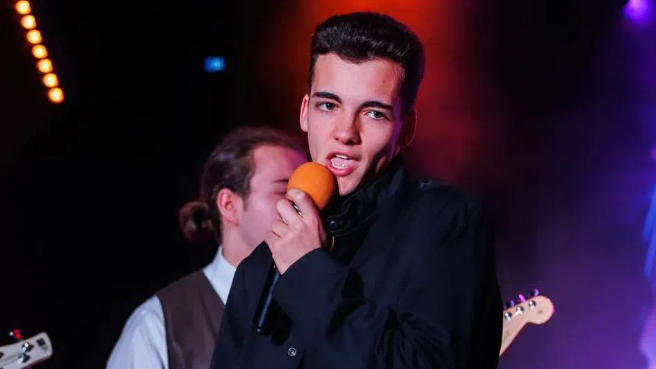 Идолите на Антон Котас са Елвис Пресли и Чък Бери.