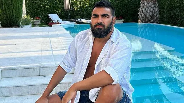 Азис разполага с басейн
