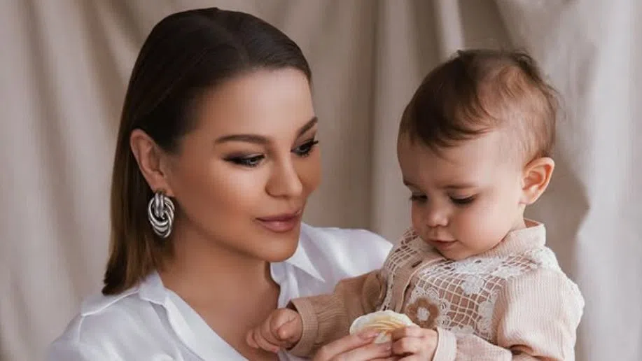 Деси Слава и малката си адашка.