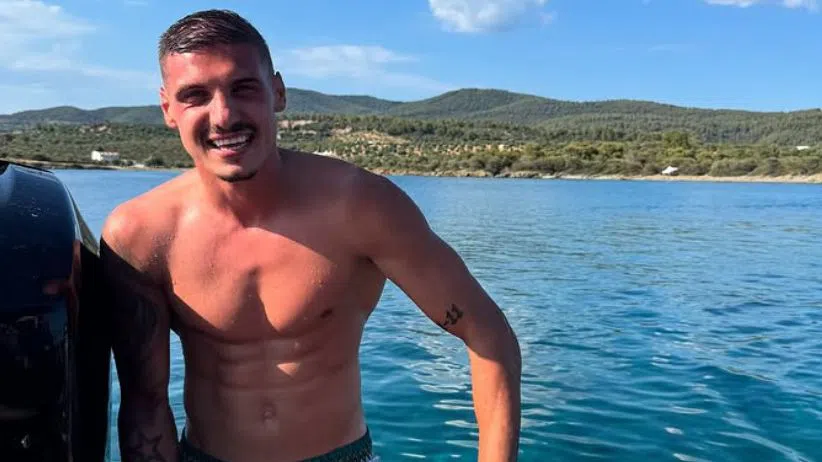 Кирил Деспедов е решил да си изобрази нещо като криле на гърба.