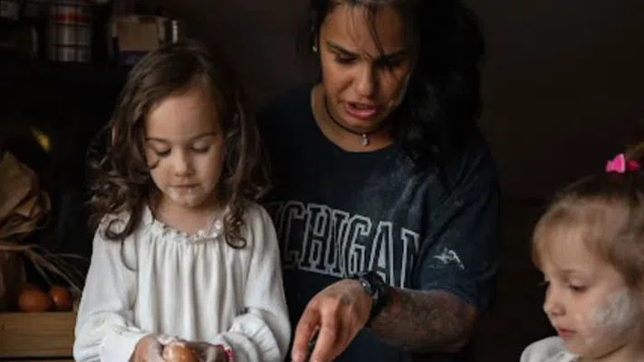 Стефани с двете си момичета