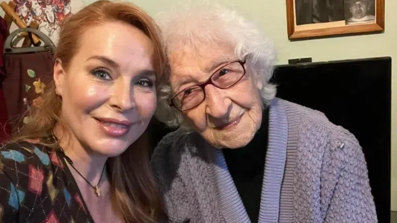 Мира Добрева и любимата й баба Дора.