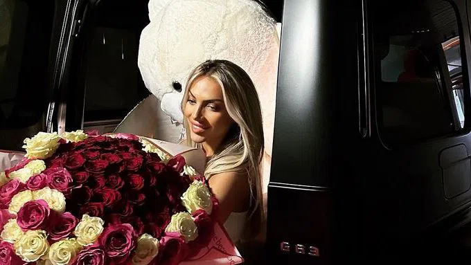 Златка с новия джип.