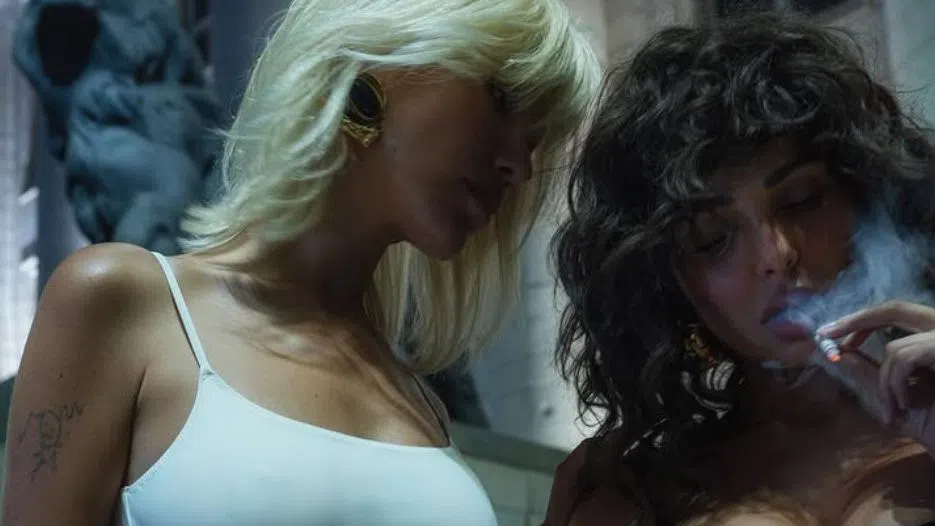 Николета и колежка в провокативна фотосесия.