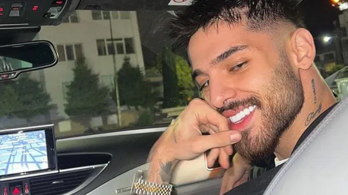 Емрах обича луксозните коли.