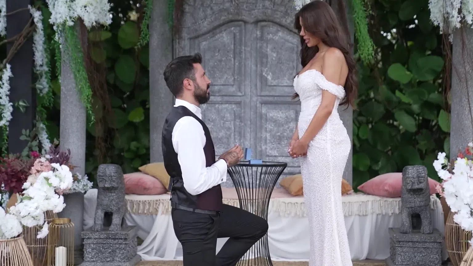 Мартин падна на едно коляно с пръстен.