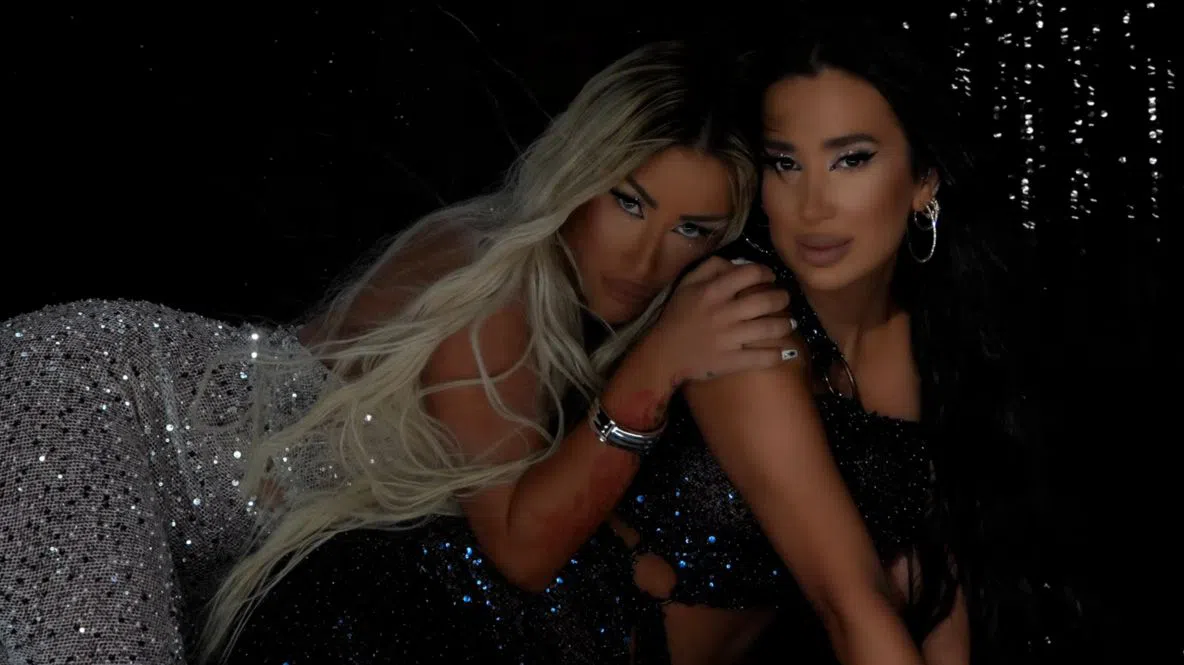 Гери-Никол в дует с колежката си Атижа.