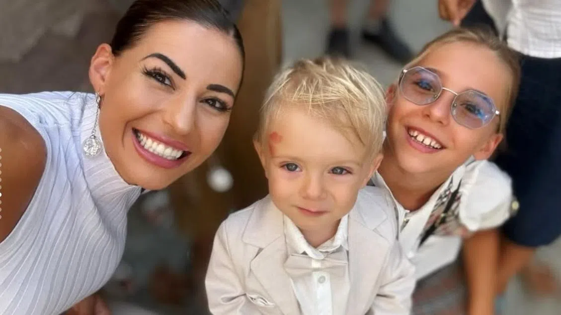 Виктория с кръщелника и дъщеря си Карина.