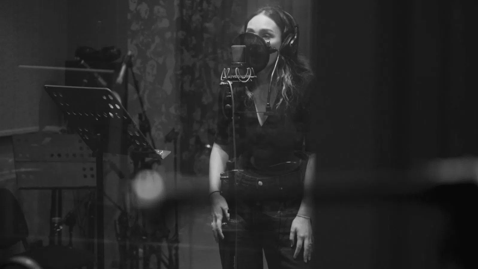 Младата изпълнителка Натали изпълнява песен създадена от Филева.