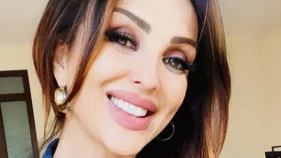 Глория показа на последователите си Саймън.