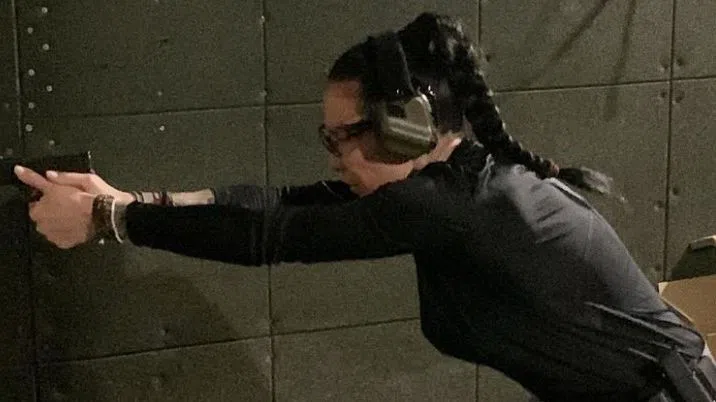 Цеци Красимирова обича често да посещава стрелбището.