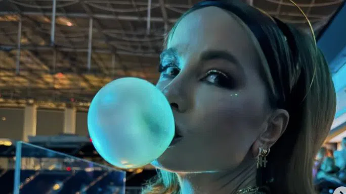 Кейт Бекинсейл подразни с инфантилно поведение.