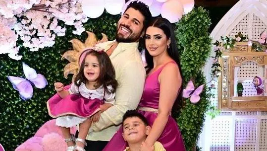 Фики със семейството си.