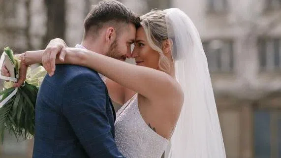 Младоженците се ожениха на камерна церемония.