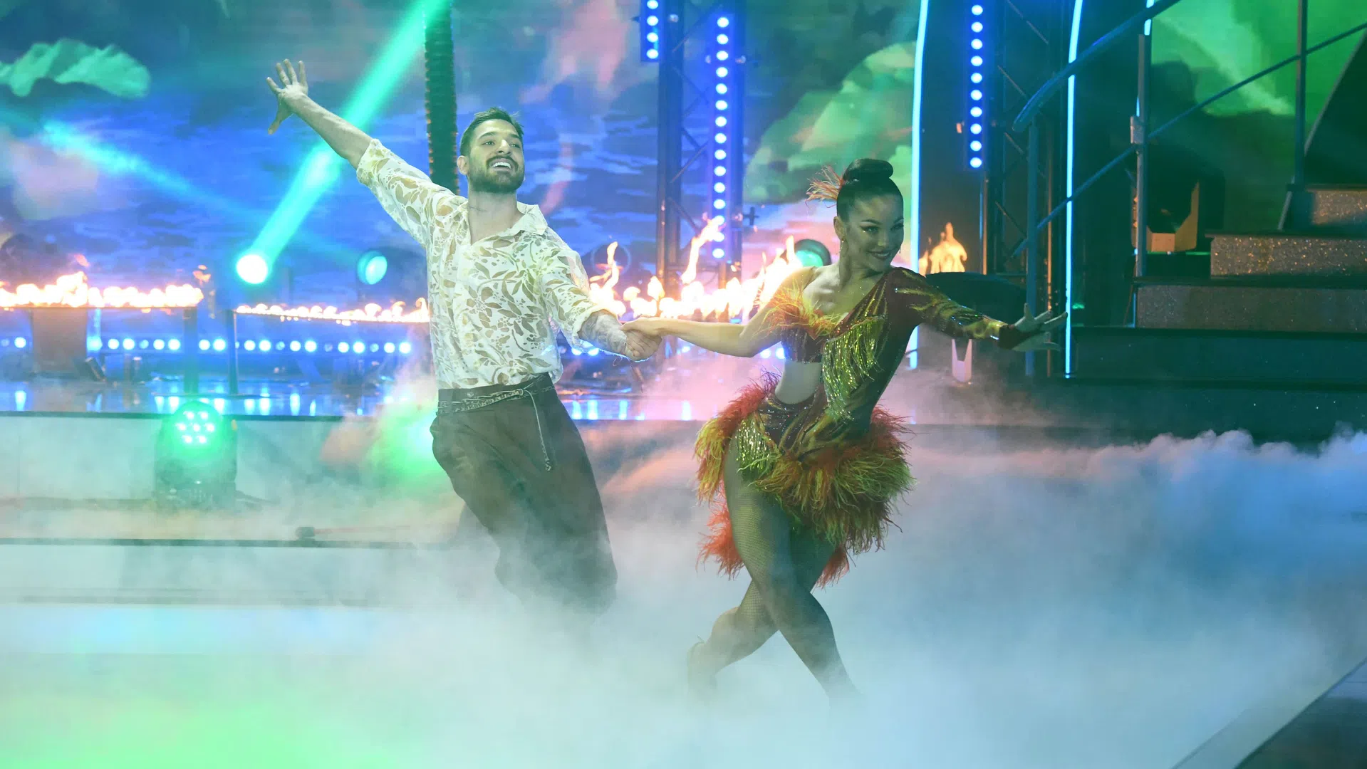 Само няколко седмици преди големия финал на „Dancing Stars“ фолк певецът Емрах Стораро и партньорката му на паркета Веси се сбогуваха с експлозивното шоу.