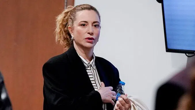 Ваня Щерева се иронизира чрез ботукса, който не й помага.